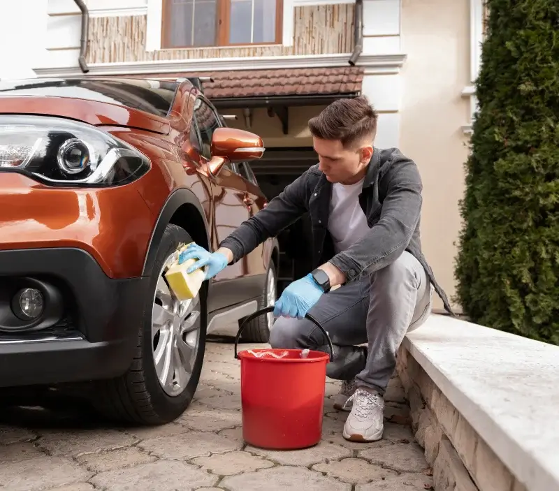 Lavage auto à domicile Les Tourrettes : professionnel intervenant sur un véhicule